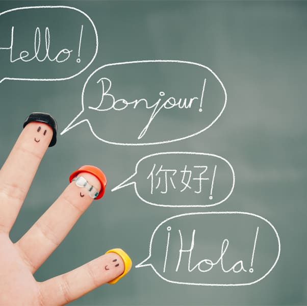 Photo d'une personne avec un doigt pointant vers une bulle de dialogue affichant le mot "hello" à plusieurs reprises.